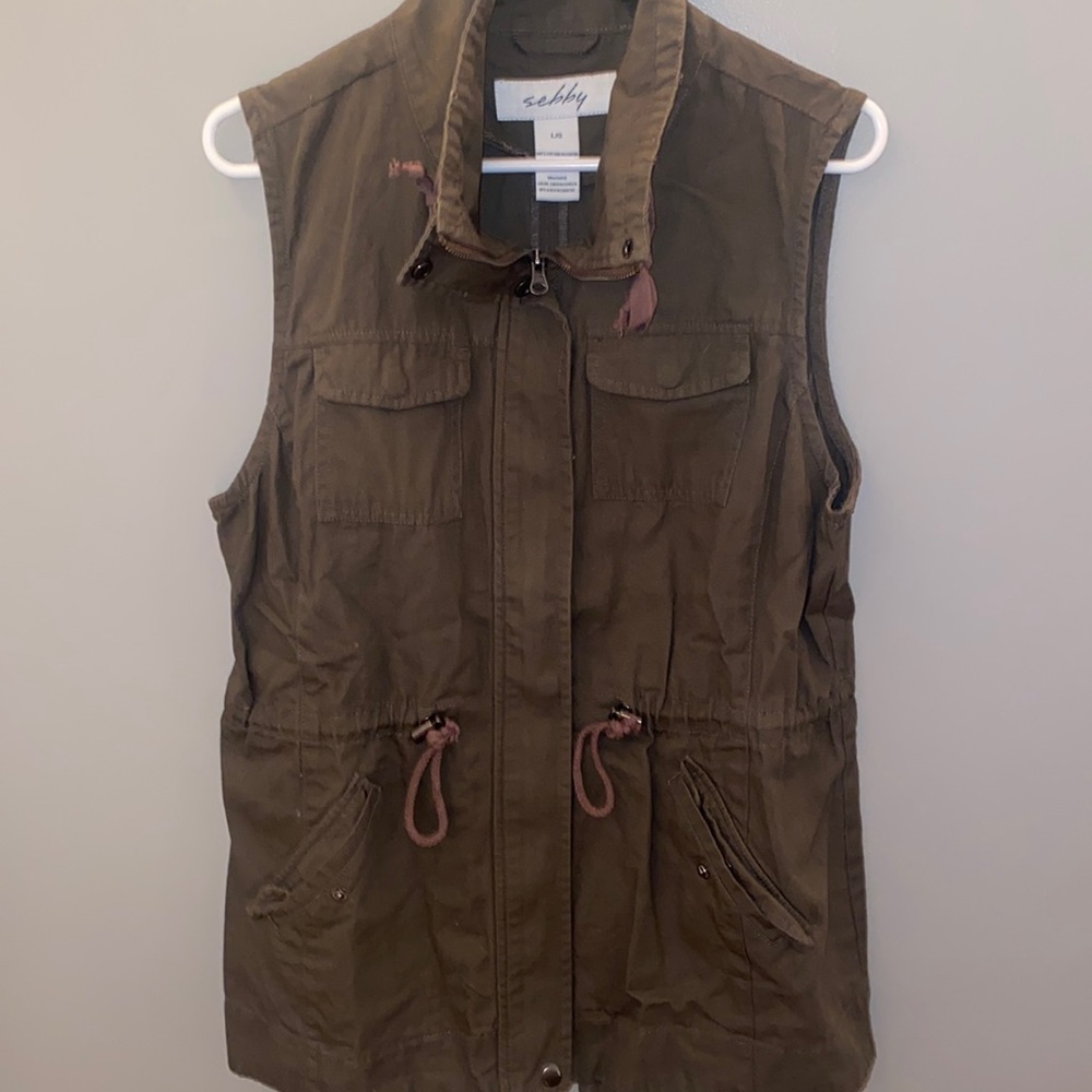 Olive green cargo vest - great condition!